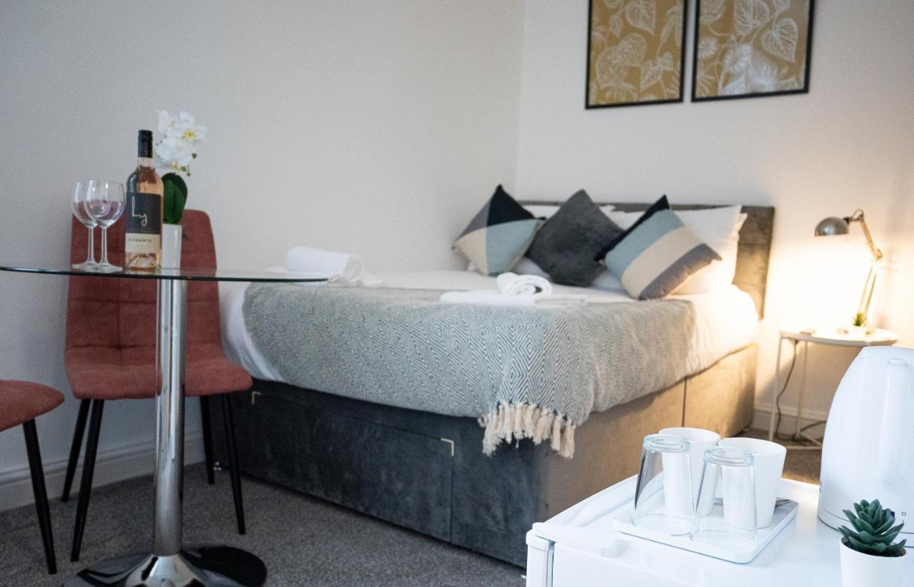 Elmo River Studios - 6 En-Suites In Wallasey - Easy Parking - Short And Long Stays Welcome Exterior photo