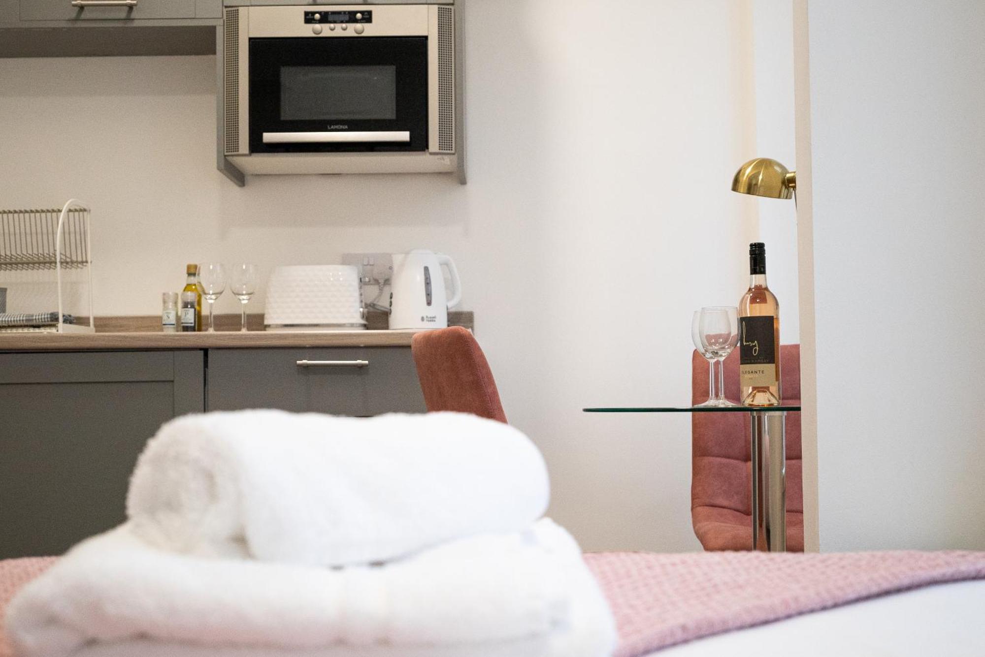 Elmo River Studios - 6 En-Suites In Wallasey - Easy Parking - Short And Long Stays Welcome Exterior photo